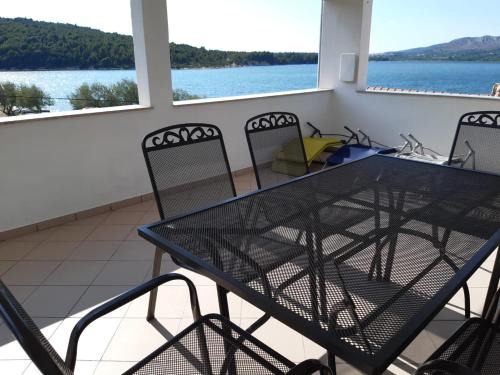 Jadrtovac Apartment | Oceanfront Bliss at Carpe Diem - Guest Rated 9.5/10