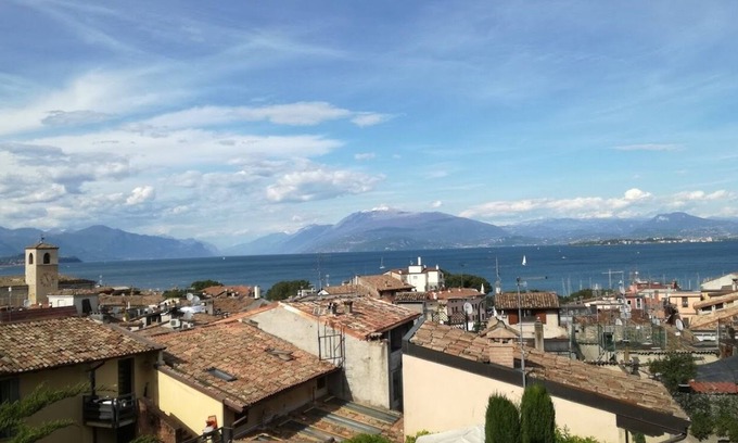 Desenzano del Garda City Centre Apartment | Tranquil Stay at Carpe Diem Citrus with Oceanfront Views