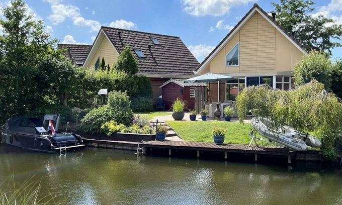 Medemblik House | Carpe Diem with jetty and boat