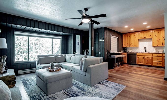 Brian Head Condo | Exceptional Carpenter Cottage with Hot Tub by the Pond