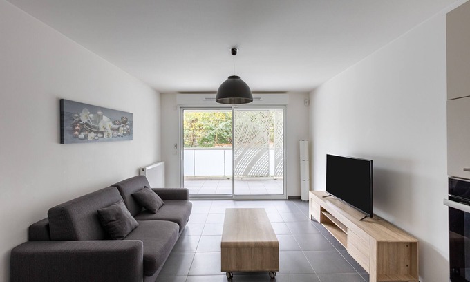 Bonneveine Apartment | Carré Huit - Family-Friendly Oceanfront Apartment for 6