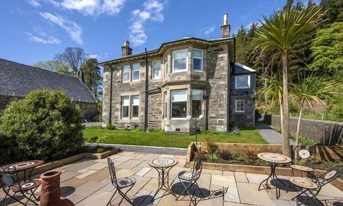 Gigha House | Elegant Carradales Guest House: Eco-Friendly & Rated 9.6