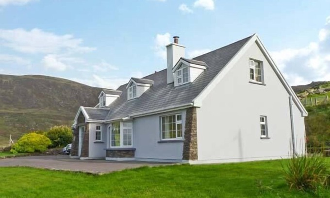 Caherdaniel Cottage | Pet-Friendly Carraig Oisin in Waterville, Rated 10/10!