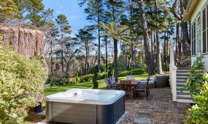 Wentworth Falls House | Explore Carramar House: Nature Retreat with Family Amenities