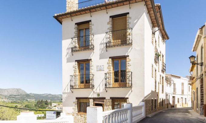 Orba House | Cozy CARREBAIX V Studio with Free WiFi & Pet Friendly