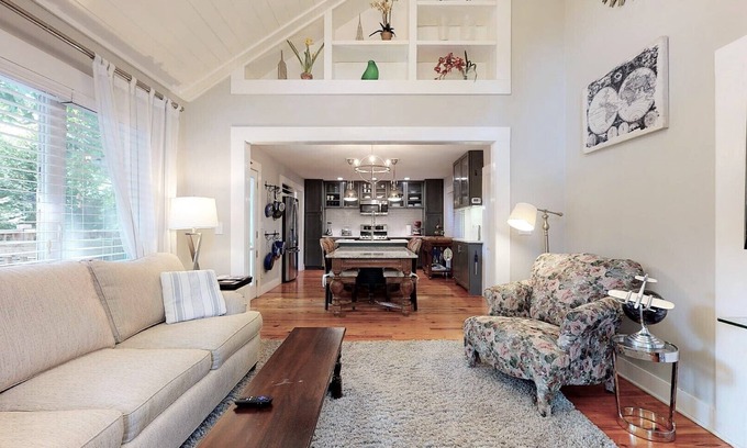 Marietta Cottage | Carriage House Retreat: Pet-Friendly with Spa and Kitchen