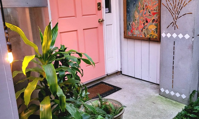 Historic Downtown Savannah Cottage | Pet-Friendly Carriage House with Private Courtyard & Spa