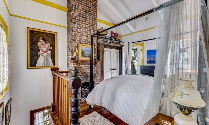 Beach Institute Cottage | Experience Historic Savannah with Pet-Friendly Amenities!