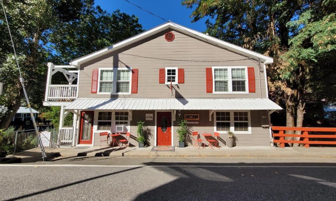 Downieville Hotel | Pet-Friendly Escape at Carriage House Inn with Ocean View