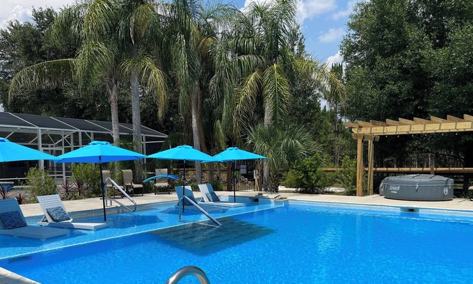 Eustis Apartment | Pet-Friendly Retreat at Carriage House Loft with Ocean View