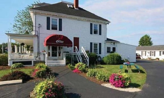 Wells Hotel | Enjoy Oceanfront Bliss at Carriage House Motel Cottages
