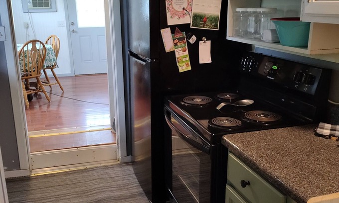 Council House | Carriage House nPerfect 2-bedroom house with AC in charming Lebanon.
