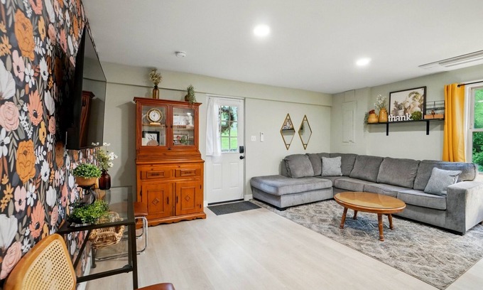 Milford Apartment | Pet-Friendly Carriage House Retreat with Top Guest Ratings