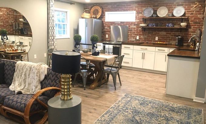 Paducah Apartment | Cozy Carriage House: Pet-Friendly, Pool & Spa Amenities
