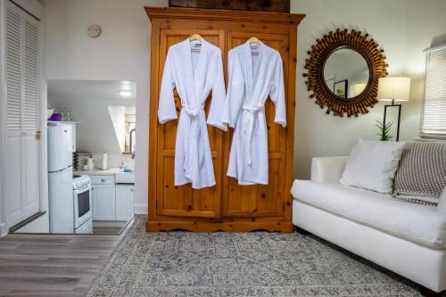 Frankfort Apartment | Exceptional Carriage on Capital: Family-Friendly & Central