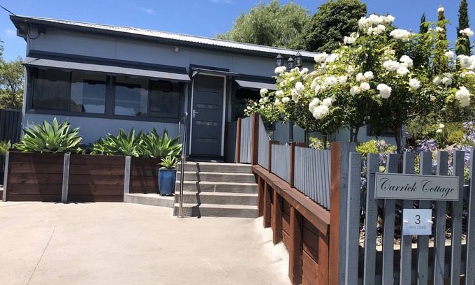 Lakes Entrance House | Guest Rated: 9.8 - Carrick Cottage with Oceanfront Views