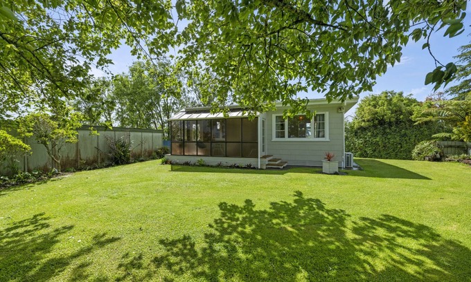 Hurworth House | Pet-Friendly Carrington Countryside in New Plymouth Awaits!
