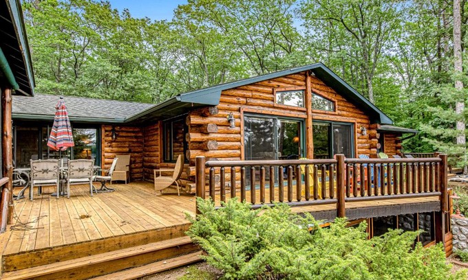 Lac du Flambeau House | Discover Carroll's Cabin: Pet-Friendly Family Retreat