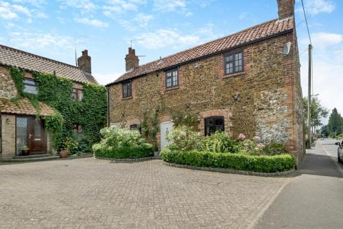 Grimston House | Inviting Carrstone Cottage: Family and Pet-Friendly Retreat