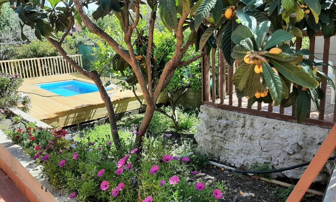 Catania House | Discover Carrubo - Your Urban Oasis with Pool & Breakfast