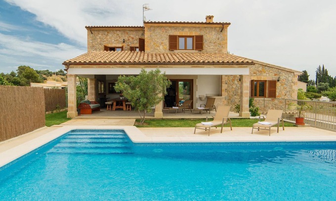 Lloseta Villa | Discover CARRUSSILLO: Guest Rated 10/10 with Spa & Pool