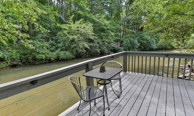 Rivers Edge Cabin | Pet-Friendly Cartecay Canoe House with Spa & Lake Views