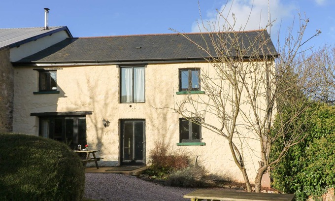 Chudleigh Cottage | Family-Friendly Carthorse Cottage with Pool in Teignmouth