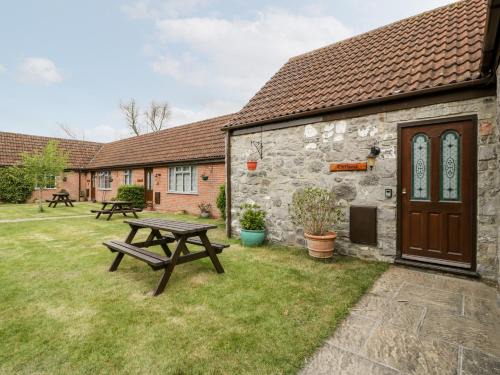 Lympsham House | Discover Carthouse: Pet-Friendly Retreat with Top Ratings