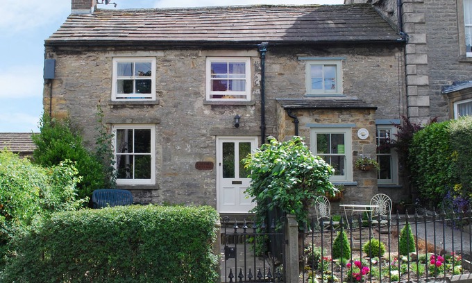 Middleham Cottage | Pet-Friendly Cartmel Cottage: Perfect for Families & Relaxation