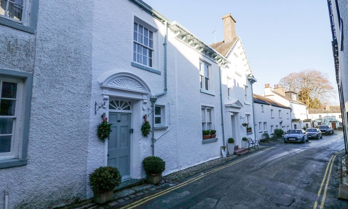Cartmel Cottage | Romantic Getaway at Cartmel Flat with Breakfast Included