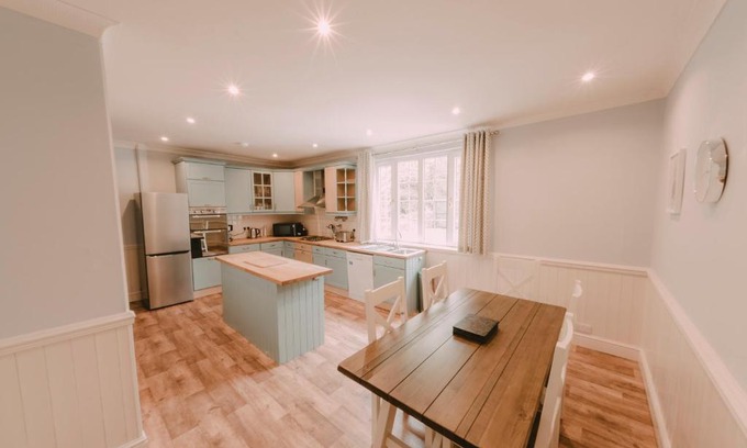 Merthyr Tydfil House | Experience Cartref: Relaxing Spa & Family-Friendly Dining