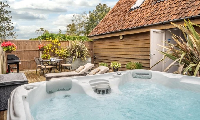 Hoveton House | Pet-Friendly Retreat at Cartshed Lodge in Nature's Embrace