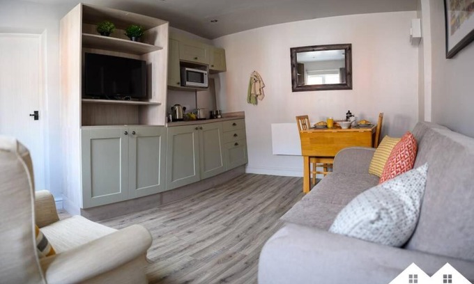 Retford House | Family-Friendly Carver Apartment at West Drayton Farm