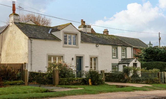Dufton House | Discover Carwood: Pet-Friendly 4-Star Retreat with Top Reviews