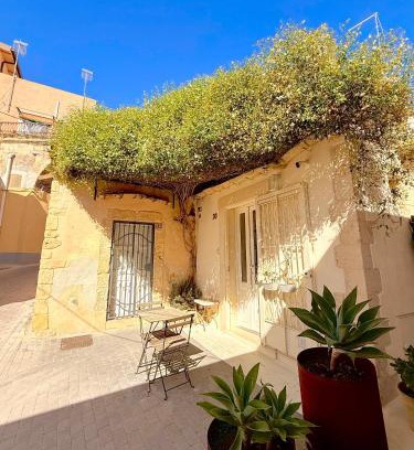 Noto Historic Centre Apartment | CASì: Pet and Child-Friendly Retreat with 9.8/10 Rating