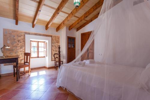 Porreres House | Experience Cas Guitarró: Pet-Friendly Retreat with Hot Tub