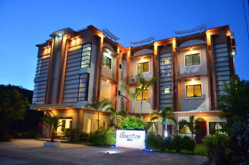 Puerto Princesa City Centre Hotel | Relax at Casañas Suites: Family-Friendly with Pool Access