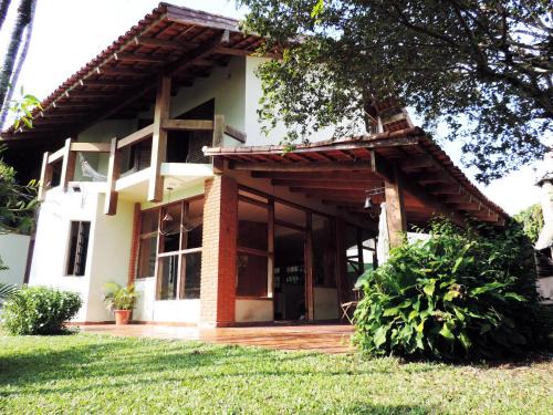 Martim de Sa House | Beachside Retreat: Casa Near Martim de Sá with Spa & Ocean View