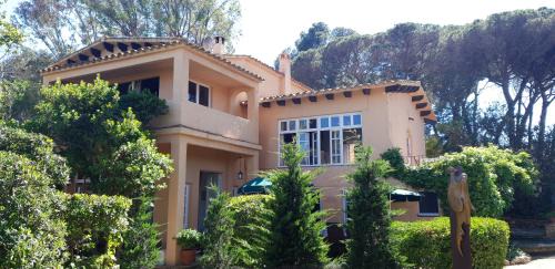Palamos Villa | Unique Casa with Garden, Steps from the Beach and Ocean Views