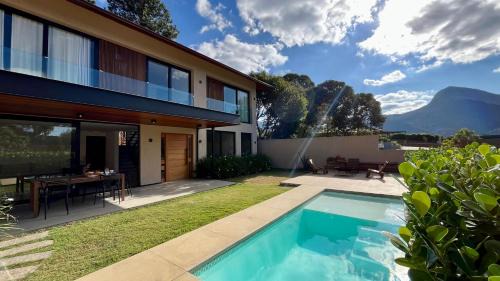 Teresopolis House | Elegant Casa com 4 Suítes na Serra C8 - Pet Friendly Getaway