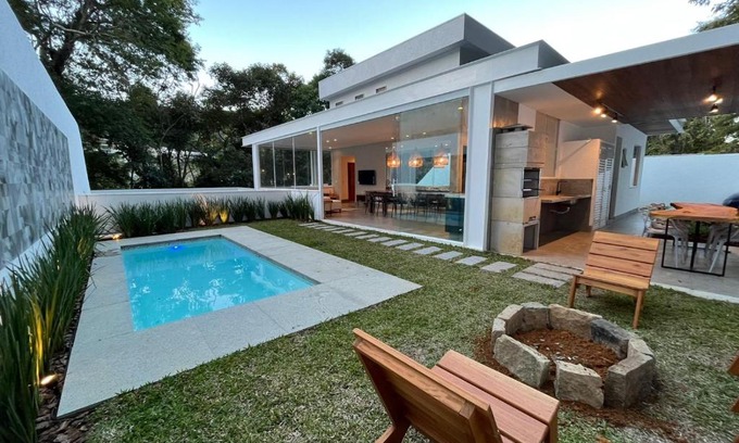Teresopolis House | Elegant Casa 10: Pet-Friendly with Pool & Breakfast Options