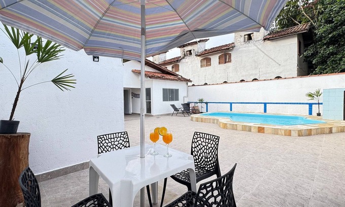 Balneario Arpoador House | Beachside Retreat: Casa 100m da Praia Arpoador