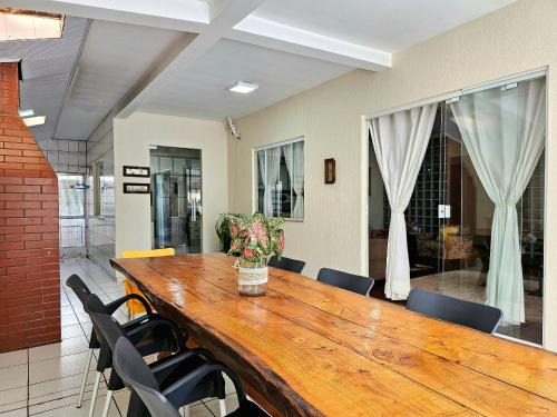 Foz do Iguacu House | Inviting Casa with Pool, Perfect for Families and Pets