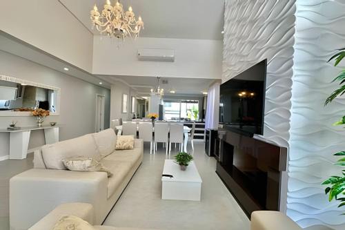Capao da Canoa House | Exquisite Casa 4 Suítes: Poolside Retreat at Lago-Ilhas Resort