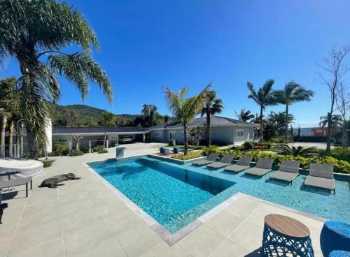 Vargem do Bom Jesus House | Discover Casa 4Q: Your Private Paradise with Pool & Greenery