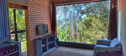 Sambaqui Apartment | Beachside Retreat: Casa a 100m da Praia with Ocean View