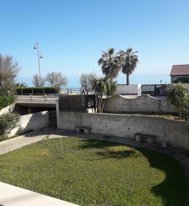 Fossacesia Marina Apartment | Discover Casa Just 20 Meters from the Beach with Ocean Views