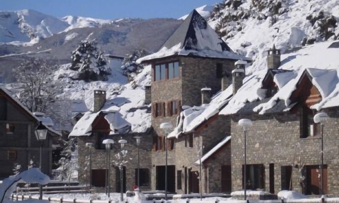 Sallent de Gallego Cottage | CASA ABADIA: Family Retreat with Spa & Hot Tub Amenities