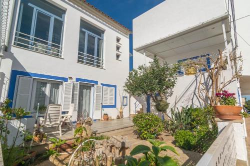 Portocolom Ski Chalet | Inviting Casa Acogedora with Ocean View & Breakfast