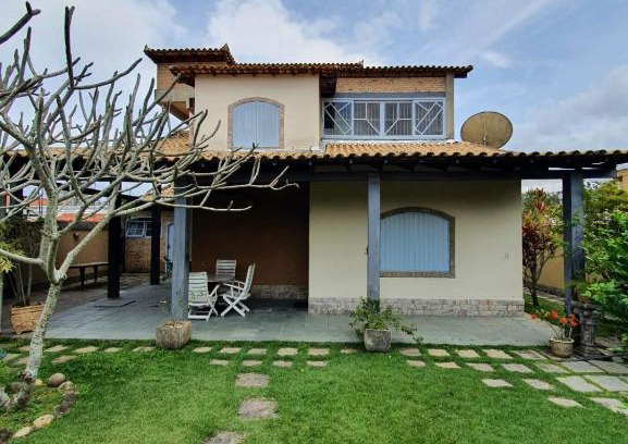 Praia da Vila House | Cozy Casa Steps from the Beach with Gourmet Outdoor Area